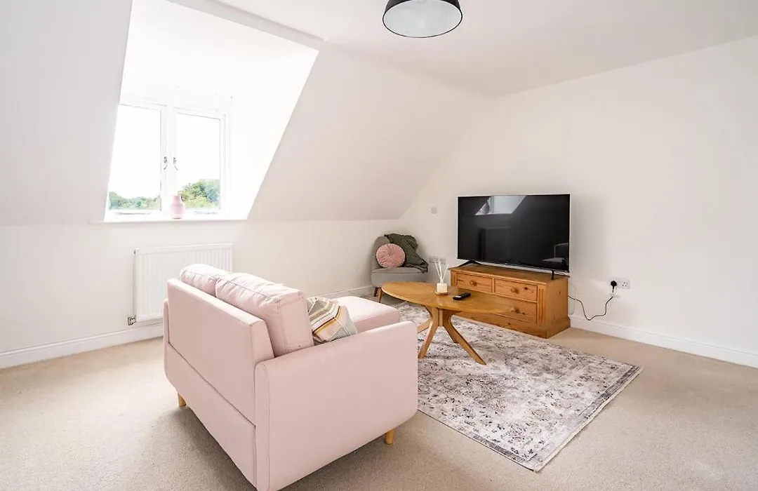 Spacious 2 Bedroom House With Stunning Views-1