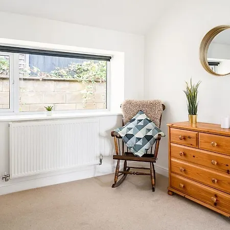 Spacious 2 Bedroom House With Stunning Views-2