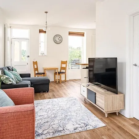 Spacious 2 Bedroom House With Stunning Views-3